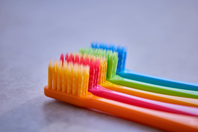5色の歯ブラシ